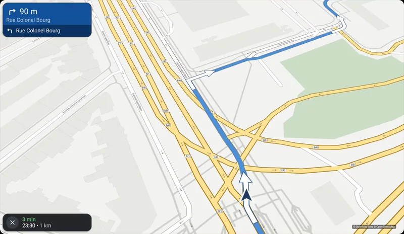 Le guidage PermisRoute sur l'écran Android Auto : dans 90 m, tourne à droite rue Colonel Bourg, arrivée dans 3 minutes